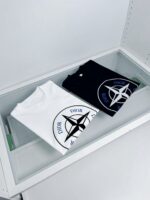 Magliette Dior in esposizione elegante, design iconico e stile di lusso in vetrina moderna.