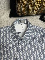 Camicia Dior moderna con motivo elegante, tessuto di alta qualità e stile sofisticato.