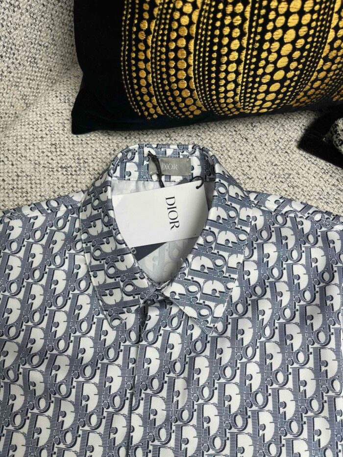 Camicia Dior moderna con motivo elegante, tessuto di alta qualità e stile sofisticato.