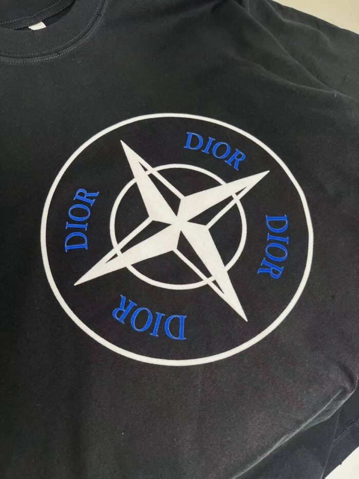 T-shirt nero Dior con logo geometrico e stella bianca, stile moderno e di alta moda.
