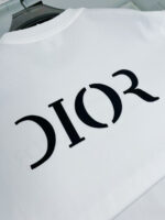 T-shirt bianco Dior con logo nero minimalista sul retro, stile elegante e di alta qualità.