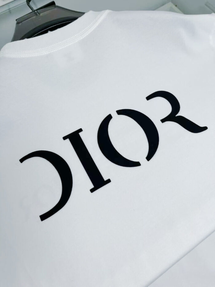 T-shirt bianco Dior con logo nero minimalista sul retro, stile elegante e di alta qualità.