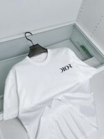 Maglietta bianca Dior minimalista, logo nero, stile elegante e moderno, perfetta per ogni occasione.