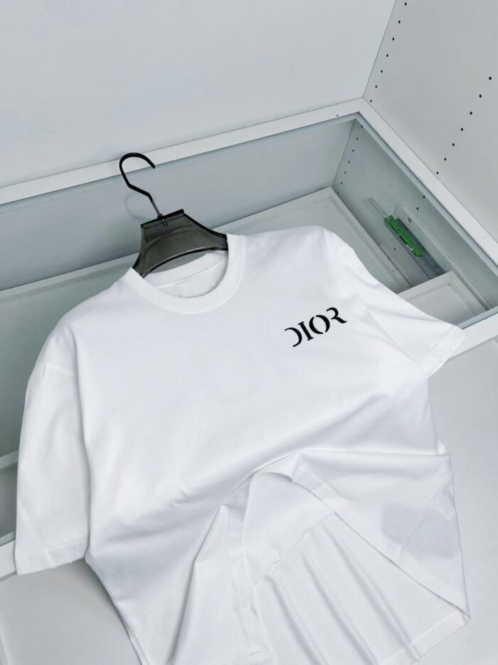 Maglietta bianca Dior minimalista, logo nero, stile elegante e moderno, perfetta per ogni occasione.