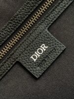 Dettaglio di alta qualità Dior: zip, pelle e tessuto di lusso con logo elegante.