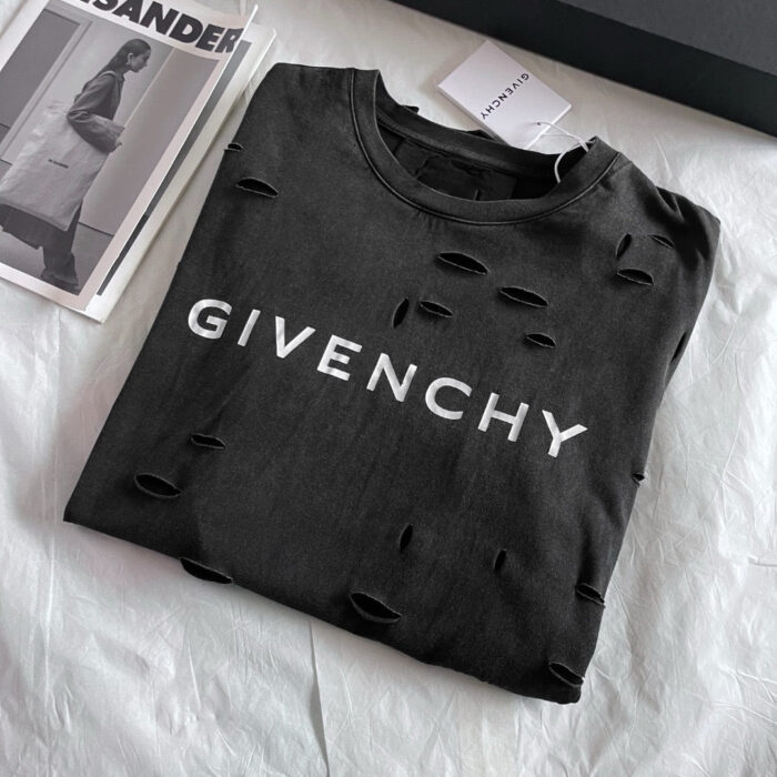 Maglietta Givenchy nera con logo, dettagli destrutturati e stile streetwear elegante.