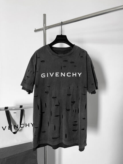 Maglietta Givenchy dal look distressed con logo audace, streetwear di lusso per uomo.