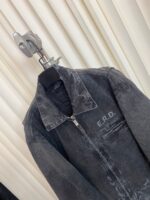 Giubbotto in denim grigio distressed con logo E.R.D. moderno e versatile per ogni occasione.