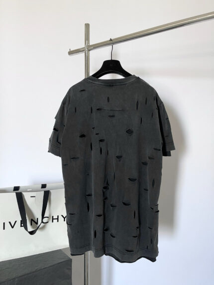 T-shirt oversize grigia distressed in stile streetwear con dettaglio minimalista e branding di alta moda