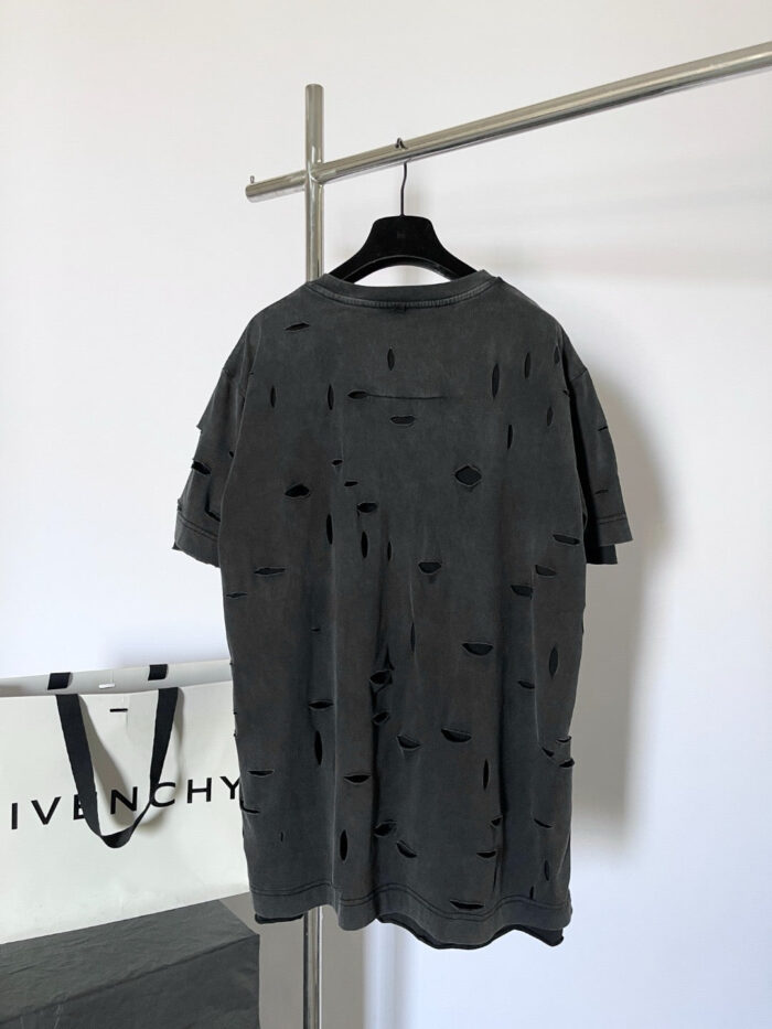 T-shirt oversize grigia distressed in stile streetwear con dettaglio minimalista e branding di alta moda