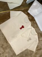T-shirt beige con design osso colorato, confezione discreta, stile casual ed elegante.