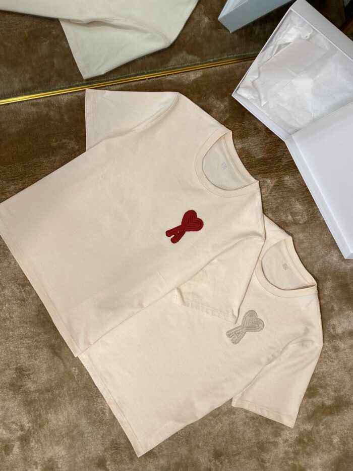 T-shirt beige con design osso colorato, confezione discreta, stile casual ed elegante.