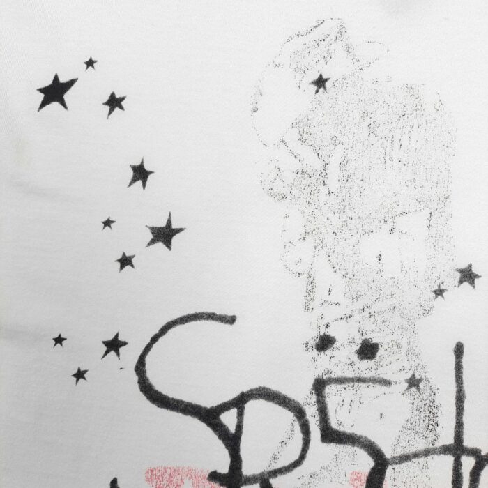 Figura astratta con stelle e graffiti, arte moderna e introspezione cosmica.