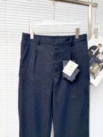 Pantaloni navy eleganti e comodi per uomo, stile moderno e versatile.