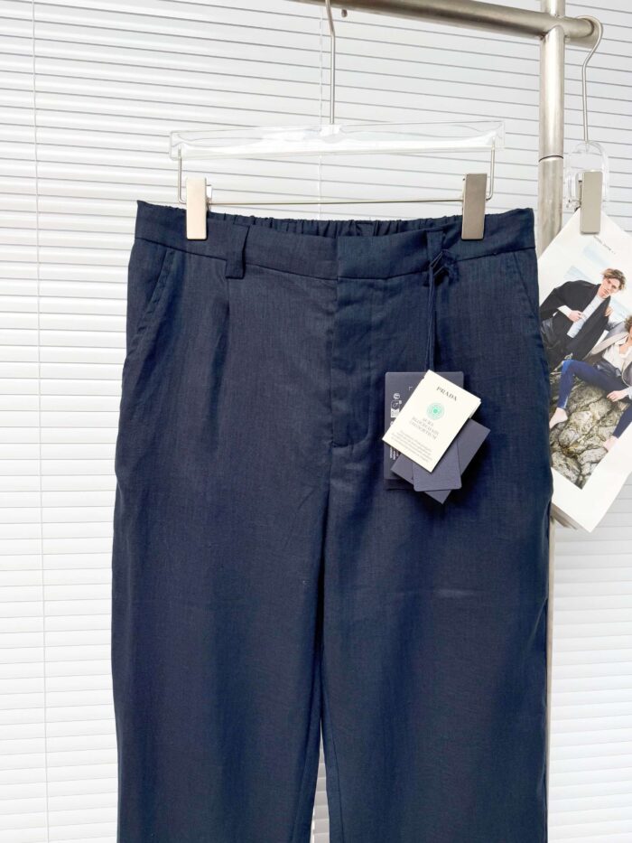 Pantaloni navy eleganti e comodi per uomo, stile moderno e versatile.