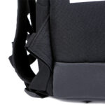 Zaino nero resistente con compartimenti, cinghie imbottite e design moderno e durevole.
