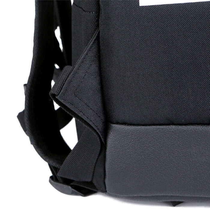 Zaino nero resistente con compartimenti, cinghie imbottite e design moderno e durevole.