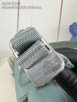 Borsa di lusso con cintura verde e fibbia in metallo lucido, stile elegante e raffinato.