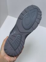 Suola grigia antiscivolo con logo, ideale per attività outdoor e sportiva.