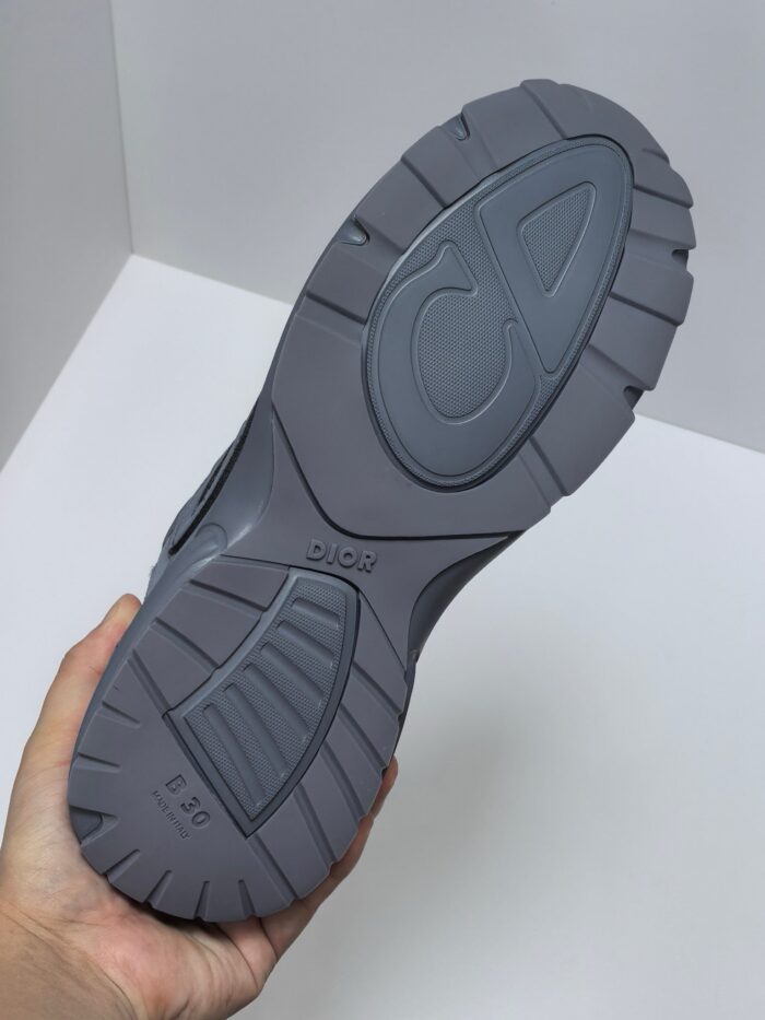 Suola grigia antiscivolo con logo, ideale per attività outdoor e sportiva.