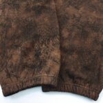 Pantaloni jogger in tessuto rustico a texture naturale con polsini elastici, perfetti per uno stile casual.