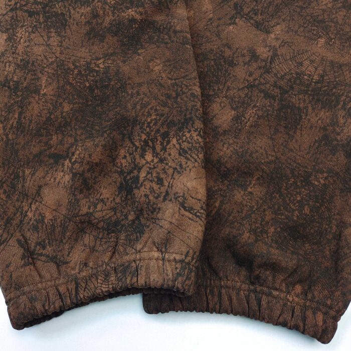 Pantaloni jogger in tessuto rustico a texture naturale con polsini elastici, perfetti per uno stile casual.