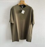 T-shirt verde oliva casual in cotone con dettaglio quadrato embossato, perfetta per ogni occasione.