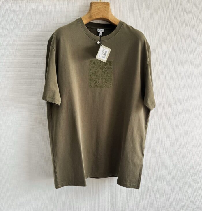 T-shirt verde oliva casual in cotone con dettaglio quadrato embossato, perfetta per ogni occasione.