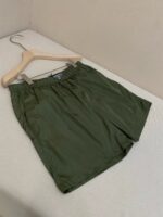 Pantaloncini uomo leggeri verde oliva per estate, casual e comodi, con elastico in vita.