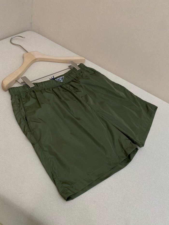 Pantaloncini uomo leggeri verde oliva per estate, casual e comodi, con elastico in vita.