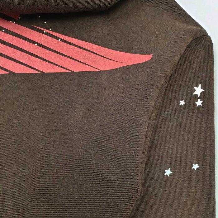 Felpa marrone con strisce rosse diagonali e stelle bianche playful, casual e alla moda.