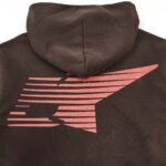 Felpa marrone con grafica a freccia rosa e stile streetwear casual e moderno.