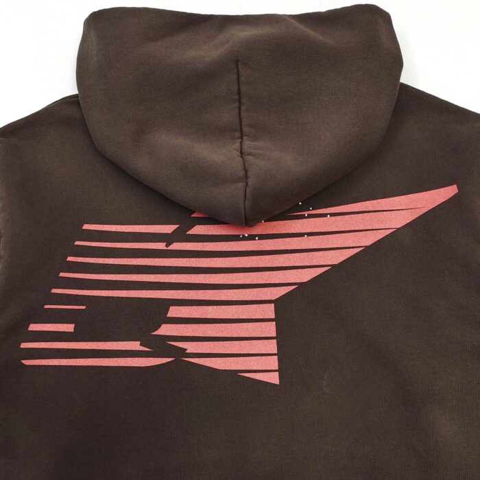 Felpa marrone con grafica a freccia rosa e stile streetwear casual e moderno.