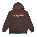 Felpa marrone con logo rosa, tagli e dettagli stile streetwear moderno.