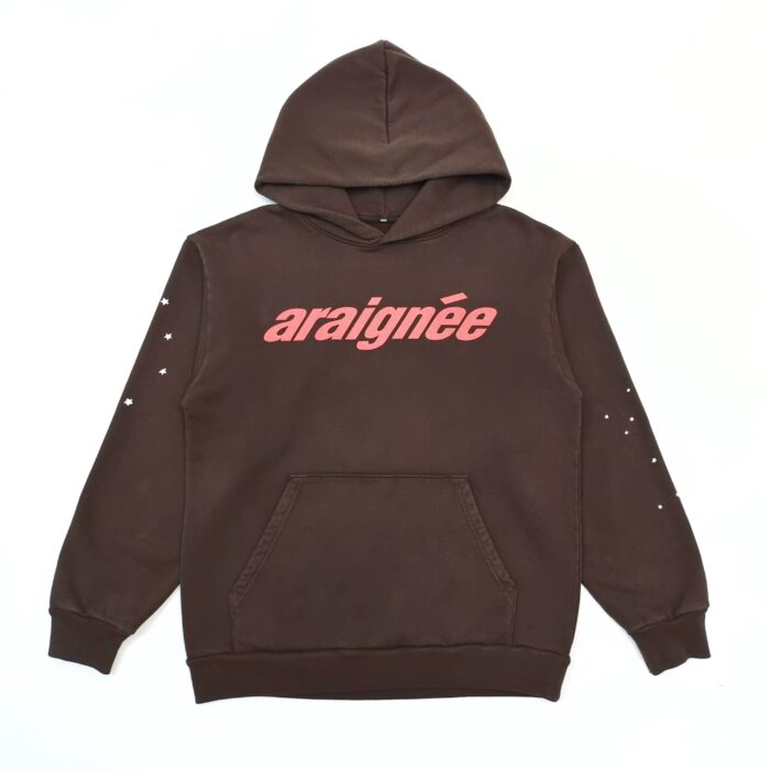 Felpa marrone con logo rosa, tagli e dettagli stile streetwear moderno.