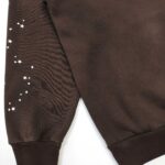 Felpa marrone con stelle bianche, comoda, casual e versatile per ogni occasione.