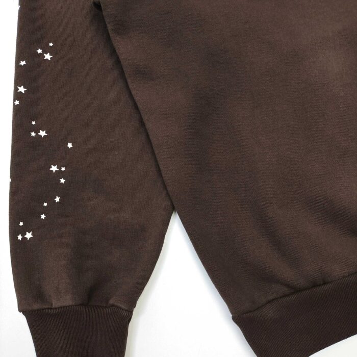 Felpa marrone con stelle bianche, comoda, casual e versatile per ogni occasione.