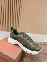 Sneaker verde oliva moderna con suola spessa bianca, stile casual e comfort elevato.