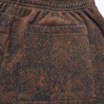 Taschino posteriore in tessuto marrone con texture naturale, stile casual ed elegante.