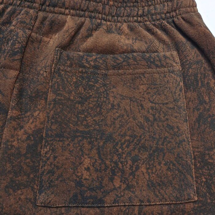 Taschino posteriore in tessuto marrone con texture naturale, stile casual ed elegante.