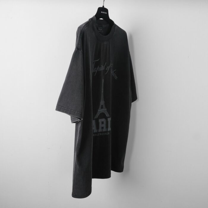 Felpa oversize con stampa Torre Eiffel e scritta PARIS, per uno stile streetwear urbano e casual.