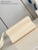 Borsa beige in pelle elegante, perfetta per ogni occasione, con design minimalista e raffinato.