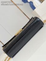 Clutch nera elegante con chiusura in oro e tracolla a catena, perfetta per eventi formali.