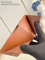 Portafoglio in pelle marrone minimalista, elegante, compatto e spazioso per carte e soldi.