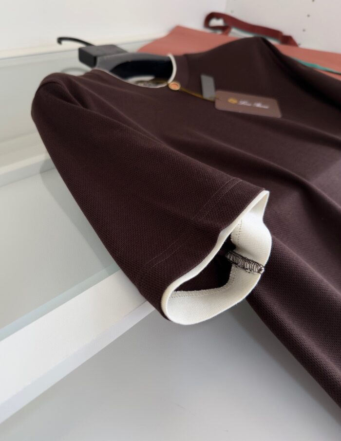Camicia marrone elegante con polsini bianchi, tessuto raffinato, ideale per occasioni formali.