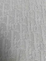 Tessuto neutro con motivo geometrico elegante e texture soffice, perfetto per arredamento sofisticato.