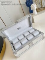 Scatola da gioielli elegante in metallo con scomparti in velluto grigio chiaro e chiusura sicura.
