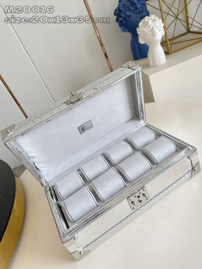 Scatola da gioielli elegante in metallo con scomparti in velluto grigio chiaro e chiusura sicura.
