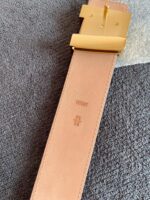 Cintura in pelle tan con fibbia dorata elegante e dettagli di alta qualità.