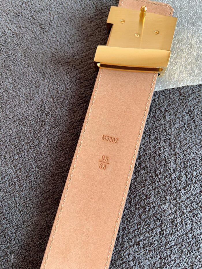 Cintura in pelle tan con fibbia dorata elegante e dettagli di alta qualità.